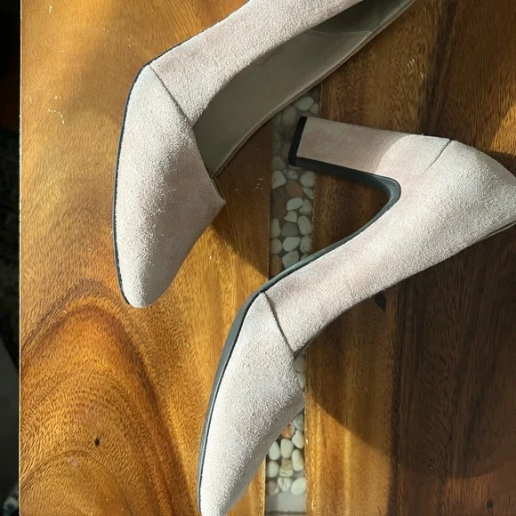 Blush colored suede pumps with thick heel - Picture 8 of 10